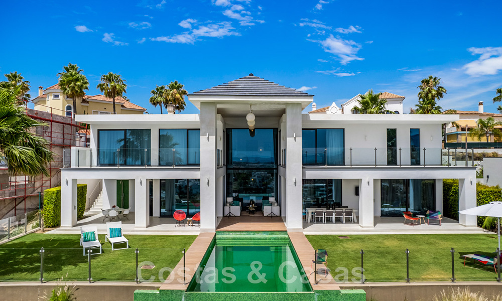 Moderne villa te koop, eerstelijns golf met panoramisch berg-, golf- en zeezicht in Benahavis - Marbella 42256