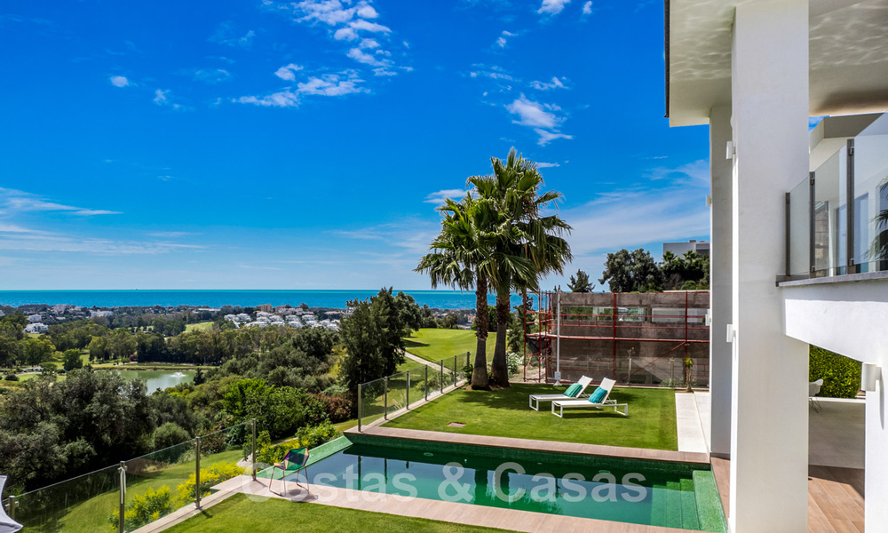 Moderne villa te koop, eerstelijns golf met panoramisch berg-, golf- en zeezicht in Benahavis - Marbella 42259