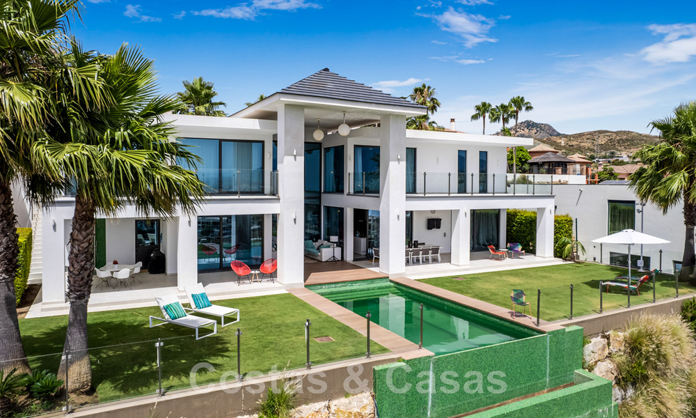Moderne villa te koop, eerstelijns golf met panoramisch berg-, golf- en zeezicht in Benahavis - Marbella 42261