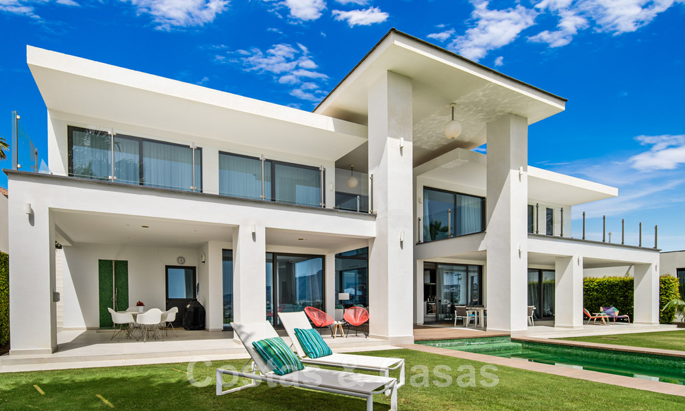 Moderne villa te koop, eerstelijns golf met panoramisch berg-, golf- en zeezicht in Benahavis - Marbella 42264