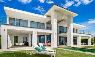 Moderne villa te koop, eerstelijns golf met panoramisch berg-, golf- en zeezicht in Benahavis - Marbella 42264 