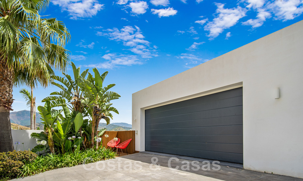 Moderne villa te koop, eerstelijns golf met panoramisch berg-, golf- en zeezicht in Benahavis - Marbella 42266