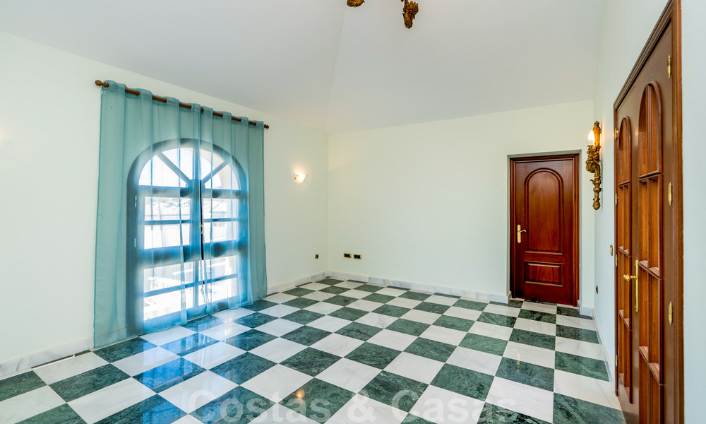 Statige landelijke villa te koop in een klassieke Mediterrane stijl op de New Golden Mile, dicht bij het strand en Estepona centrum 31408
