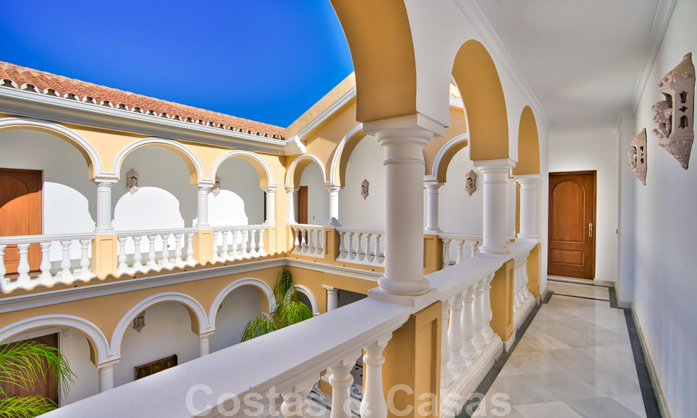 Statige landelijke villa te koop in een klassieke Mediterrane stijl op de New Golden Mile, dicht bij het strand en Estepona centrum 31419