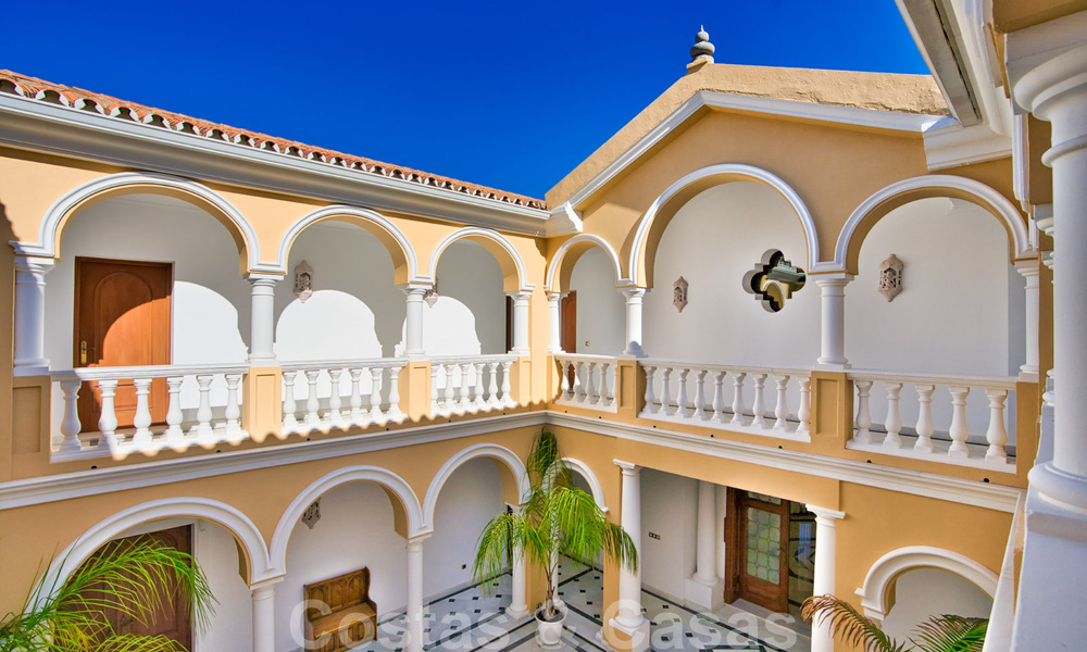 Statige landelijke villa te koop in een klassieke Mediterrane stijl op de New Golden Mile, dicht bij het strand en Estepona centrum 31420