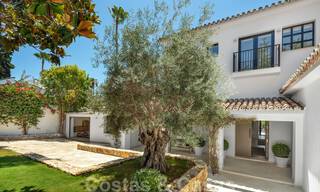 Instapklaar, eerstelijns golf, volledig gerenoveerde luxevilla in een beveiligde woonwijk te koop in Nueva Andalucia, Marbella 31203 