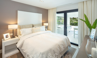 Instapklaar, eerstelijns golf, volledig gerenoveerde luxevilla in een beveiligde woonwijk te koop in Nueva Andalucia, Marbella 31210 