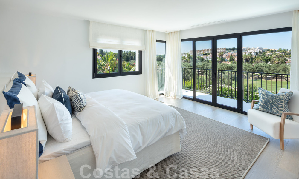 Instapklaar, eerstelijns golf, volledig gerenoveerde luxevilla in een beveiligde woonwijk te koop in Nueva Andalucia, Marbella 31213