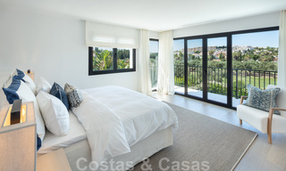 Instapklaar, eerstelijns golf, volledig gerenoveerde luxevilla in een beveiligde woonwijk te koop in Nueva Andalucia, Marbella 31213 