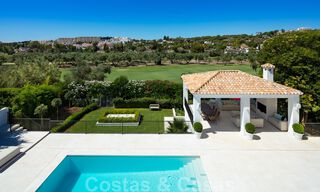 Instapklaar, eerstelijns golf, volledig gerenoveerde luxevilla in een beveiligde woonwijk te koop in Nueva Andalucia, Marbella 31216 