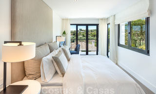 Instapklaar, eerstelijns golf, volledig gerenoveerde luxevilla in een beveiligde woonwijk te koop in Nueva Andalucia, Marbella 31218 
