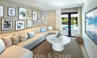 Instapklaar, eerstelijns golf, volledig gerenoveerde luxevilla in een beveiligde woonwijk te koop in Nueva Andalucia, Marbella 31219 