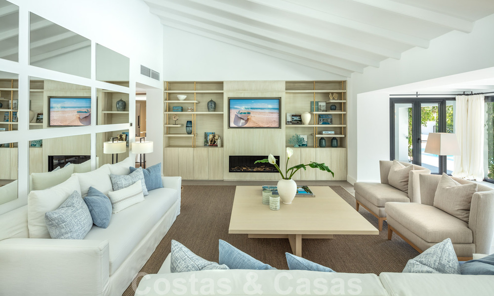 Instapklaar, eerstelijns golf, volledig gerenoveerde luxevilla in een beveiligde woonwijk te koop in Nueva Andalucia, Marbella 31222