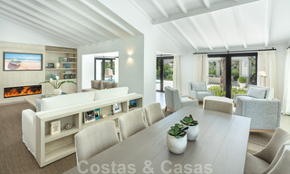 Instapklaar, eerstelijns golf, volledig gerenoveerde luxevilla in een beveiligde woonwijk te koop in Nueva Andalucia, Marbella 31223 