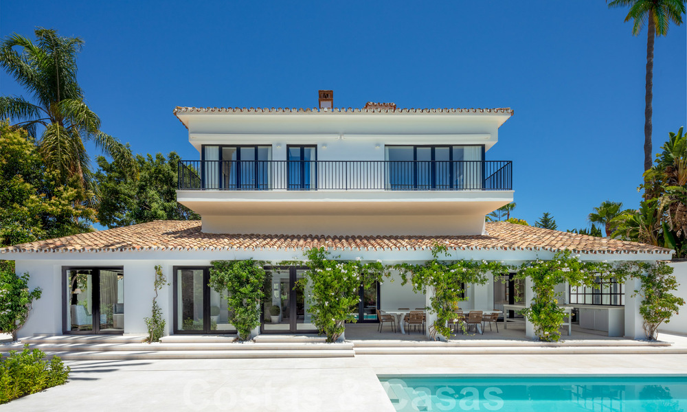 Instapklaar, eerstelijns golf, volledig gerenoveerde luxevilla in een beveiligde woonwijk te koop in Nueva Andalucia, Marbella 31226