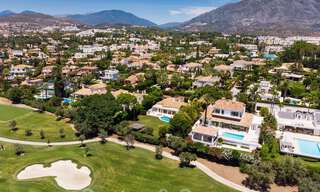 Instapklaar, eerstelijns golf, volledig gerenoveerde luxevilla in een beveiligde woonwijk te koop in Nueva Andalucia, Marbella 31227 