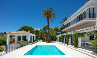 Instapklaar, eerstelijns golf, volledig gerenoveerde luxevilla in een beveiligde woonwijk te koop in Nueva Andalucia, Marbella 31228 