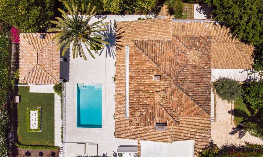 Instapklaar, eerstelijns golf, volledig gerenoveerde luxevilla in een beveiligde woonwijk te koop in Nueva Andalucia, Marbella 31229