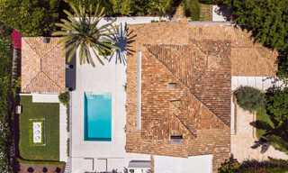 Instapklaar, eerstelijns golf, volledig gerenoveerde luxevilla in een beveiligde woonwijk te koop in Nueva Andalucia, Marbella 31229 