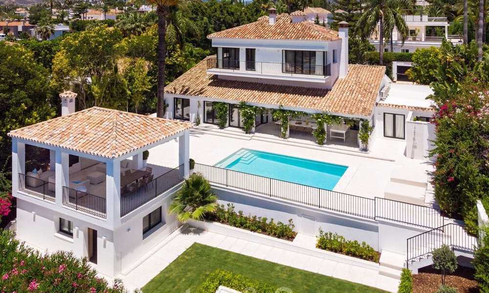 Instapklaar, eerstelijns golf, volledig gerenoveerde luxevilla in een beveiligde woonwijk te koop in Nueva Andalucia, Marbella 31230