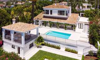 Instapklaar, eerstelijns golf, volledig gerenoveerde luxevilla in een beveiligde woonwijk te koop in Nueva Andalucia, Marbella 31230 
