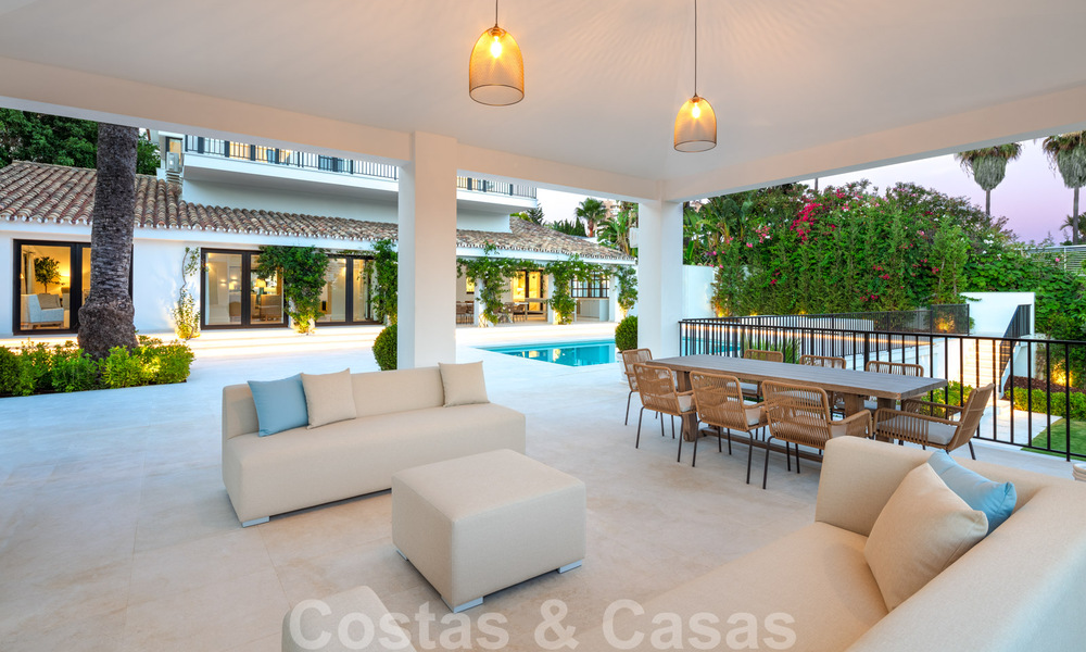 Instapklaar, eerstelijns golf, volledig gerenoveerde luxevilla in een beveiligde woonwijk te koop in Nueva Andalucia, Marbella 31232