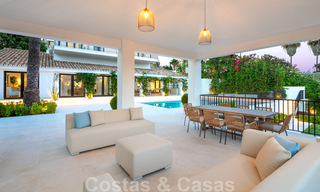 Instapklaar, eerstelijns golf, volledig gerenoveerde luxevilla in een beveiligde woonwijk te koop in Nueva Andalucia, Marbella 31232 