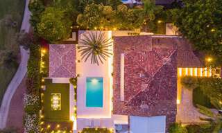 Instapklaar, eerstelijns golf, volledig gerenoveerde luxevilla in een beveiligde woonwijk te koop in Nueva Andalucia, Marbella 31233 