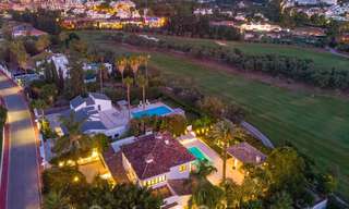 Instapklaar, eerstelijns golf, volledig gerenoveerde luxevilla in een beveiligde woonwijk te koop in Nueva Andalucia, Marbella 31235 