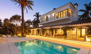 Instapklaar, eerstelijns golf, volledig gerenoveerde luxevilla in een beveiligde woonwijk te koop in Nueva Andalucia, Marbella 31237 