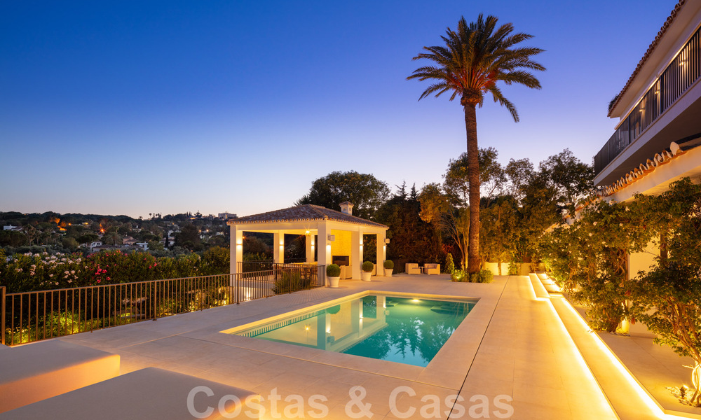 Instapklaar, eerstelijns golf, volledig gerenoveerde luxevilla in een beveiligde woonwijk te koop in Nueva Andalucia, Marbella 31238