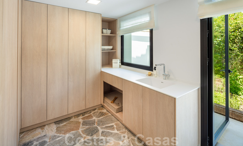 Instapklaar, eerstelijns golf, volledig gerenoveerde luxevilla in een beveiligde woonwijk te koop in Nueva Andalucia, Marbella 31241