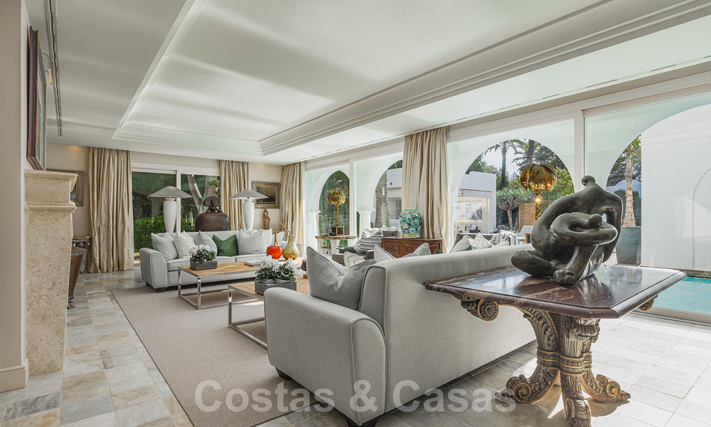 Unieke luxe villa in een Andalusische-Moorse stijl te koop op loopafstand van het strand en de golfbaan in West Marbella 31321
