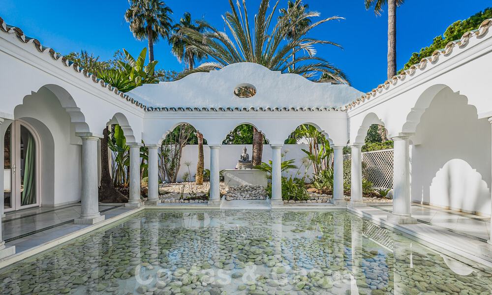 Unieke luxe villa in een Andalusische-Moorse stijl te koop op loopafstand van het strand en de golfbaan in West Marbella 31325