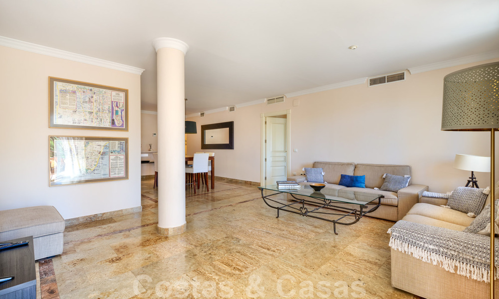 Ruim appartement met een groot terras te koop in een complex aan de Golden Mile in Marbella 31341