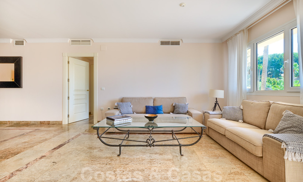 Ruim appartement met een groot terras te koop in een complex aan de Golden Mile in Marbella 31342