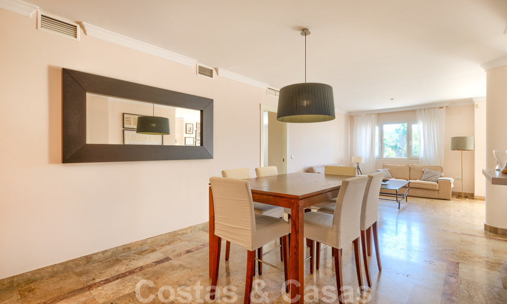 Ruim appartement met een groot terras te koop in een complex aan de Golden Mile in Marbella 31345