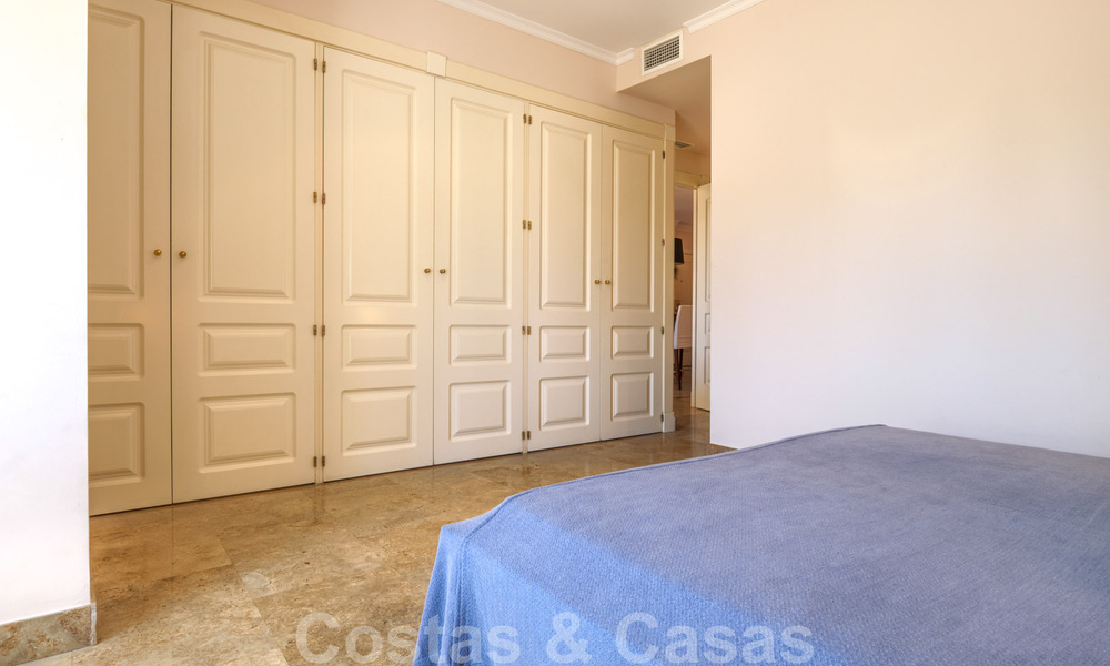 Ruim appartement met een groot terras te koop in een complex aan de Golden Mile in Marbella 31351