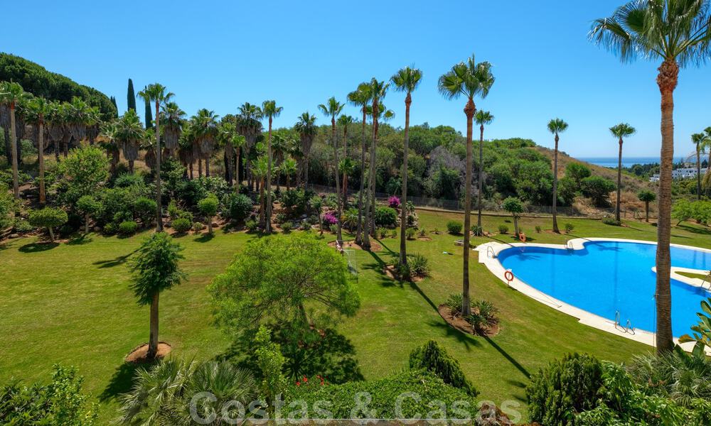 Ruim appartement met een groot terras te koop in een complex aan de Golden Mile in Marbella 31364