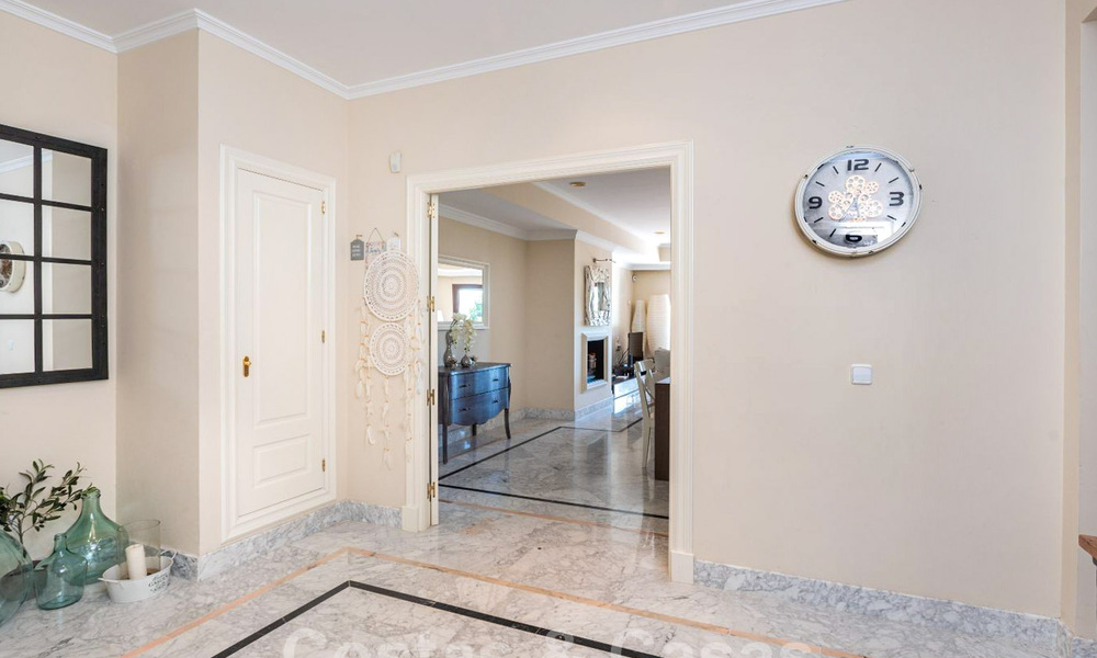 Ruim luxe appartement met een groot terras in een kleinschalig complex aan de Golden Mile te koop in Marbella 31456