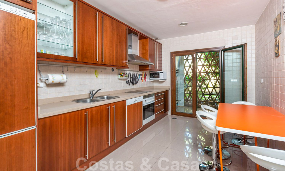 Ruim luxe appartement met een groot terras in een kleinschalig complex aan de Golden Mile te koop in Marbella 31457