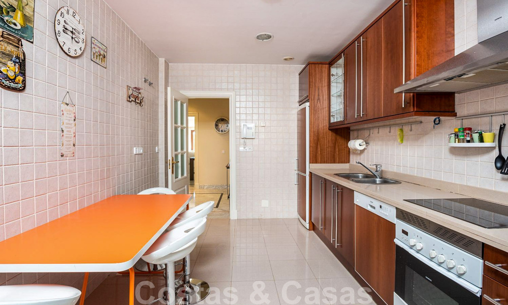 Ruim luxe appartement met een groot terras in een kleinschalig complex aan de Golden Mile te koop in Marbella 31458