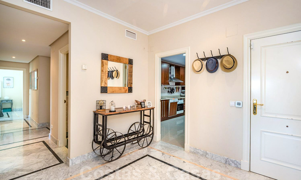 Ruim luxe appartement met een groot terras in een kleinschalig complex aan de Golden Mile te koop in Marbella 31459