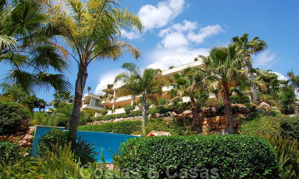 Ruim luxe appartement met een groot terras in een kleinschalig complex aan de Golden Mile te koop in Marbella 31596