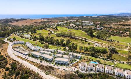 Nieuwe, moderne rijtjeshuizen te koop, met golf- en zeezicht, eerstelijns golf te Estepona 31528