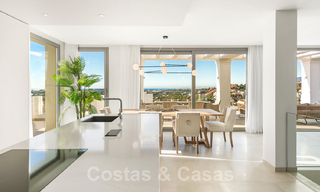 Woonklaar nieuw luxe penthouse te koop met panoramisch zeezicht in een exclusief complex in Nueva Andalucia te Marbella 31536 