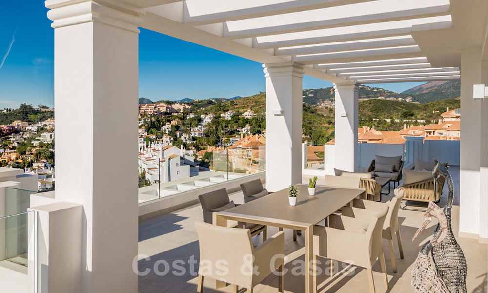 Woonklaar nieuw luxe penthouse te koop met panoramisch zeezicht in een exclusief complex in Nueva Andalucia te Marbella 31541