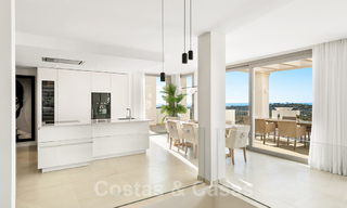 Woonklaar nieuw luxe penthouse te koop met panoramisch zeezicht in een exclusief complex in Nueva Andalucia te Marbella 31542 