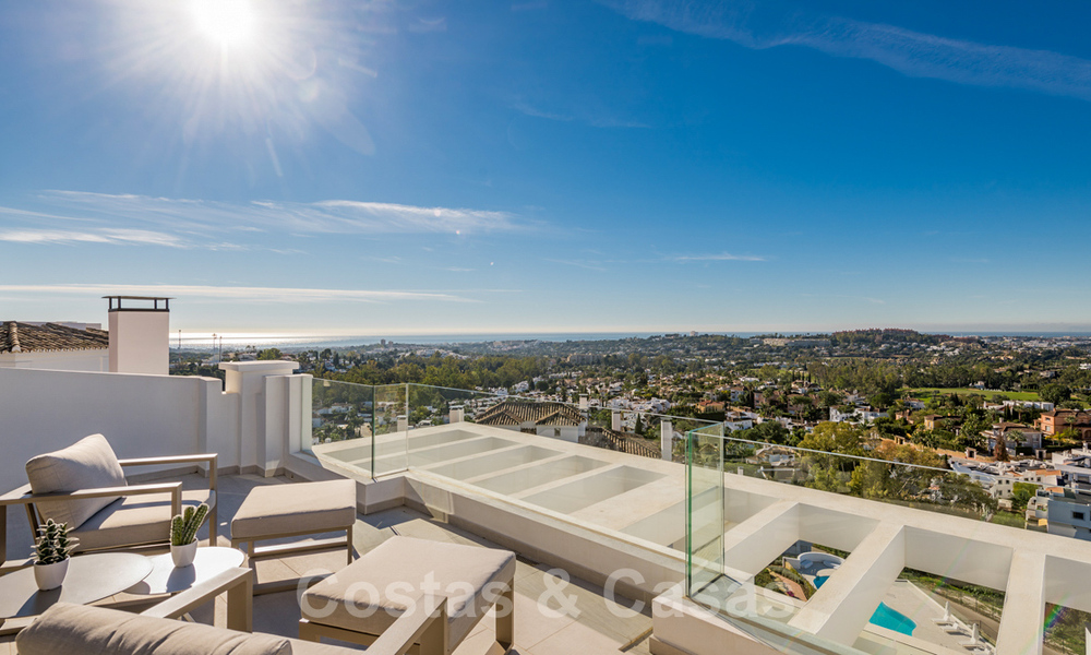 Woonklaar nieuw luxe penthouse te koop met panoramisch zeezicht in een exclusief complex in Nueva Andalucia te Marbella 31545