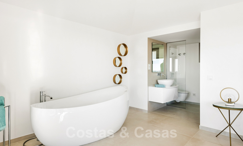 Woonklaar nieuw luxe penthouse te koop met panoramisch zeezicht in een exclusief complex in Nueva Andalucia te Marbella 31546